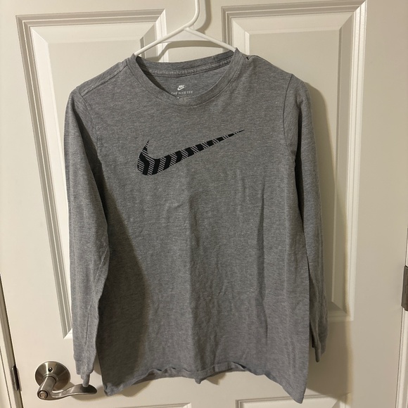 Nike long sleeved shirt - Picture 1 of 2